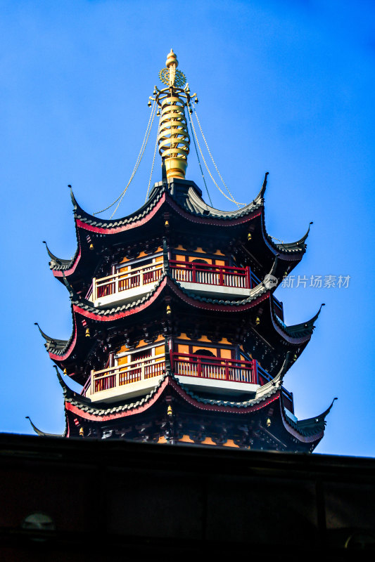 晴朗天空下的南京千年古刹鸡鸣寺