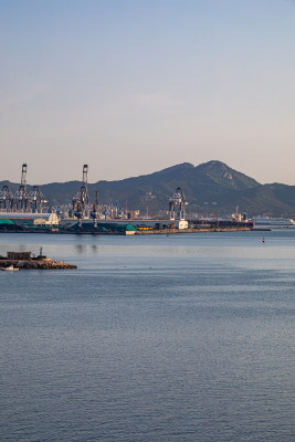 山东烟台山景区海滨风光码头建筑