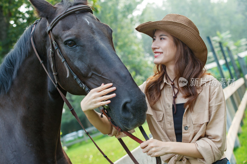 围栏旁的个性女孩和马