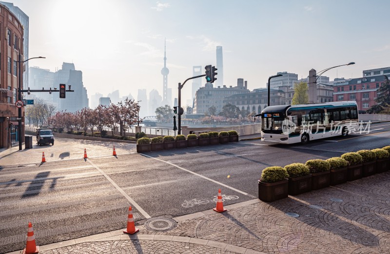 上海城市街道交通场景