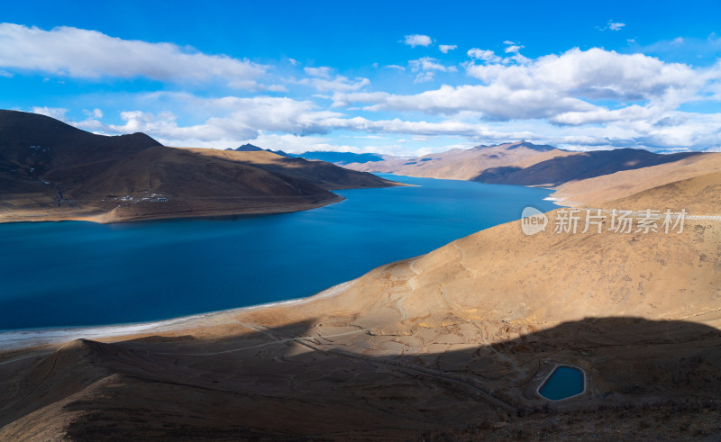 西藏山南地区湛蓝色的羊卓雍措