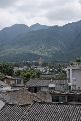 依山而建的古朴小镇全景