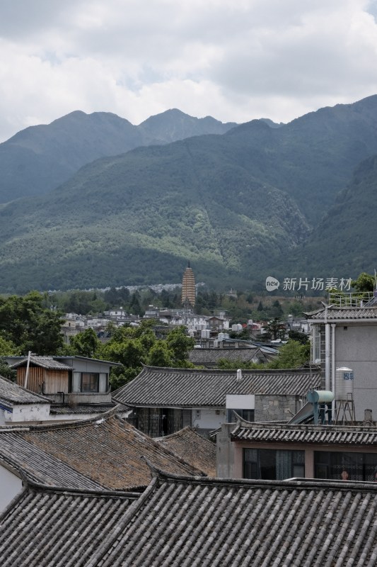 依山而建的古朴小镇全景