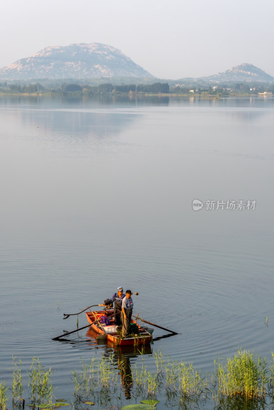 中国邹城孟子湖湖泊湿地渔船自然景观