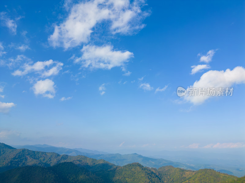 航拍郊外的山脉自然风光