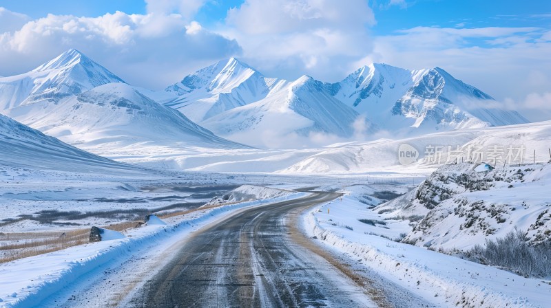 公路雪山天空自然风光