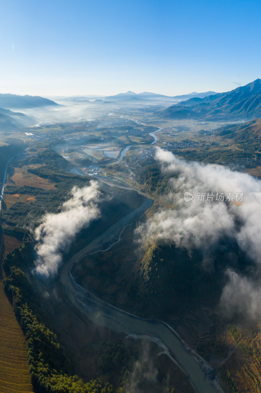 云雾中的大地山川河流
