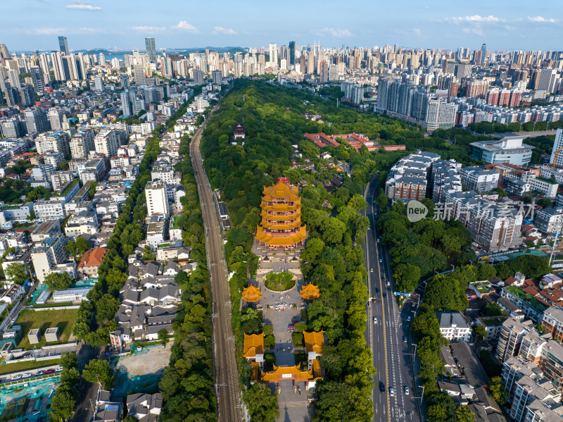 夏季航拍武汉黄鹤楼景区与城市天际线风光