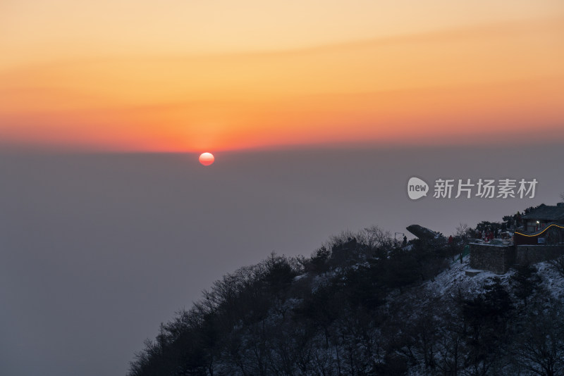 泰山晨曦，日出霞光洒满山