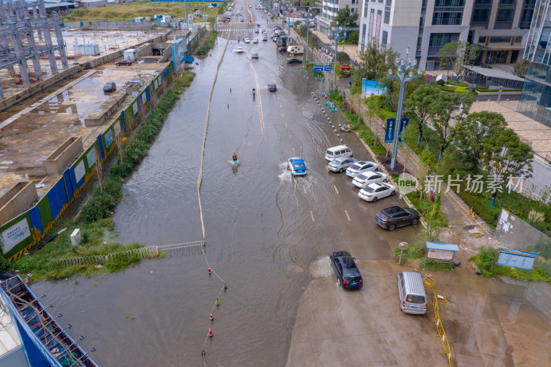 雨后积水的城市道路