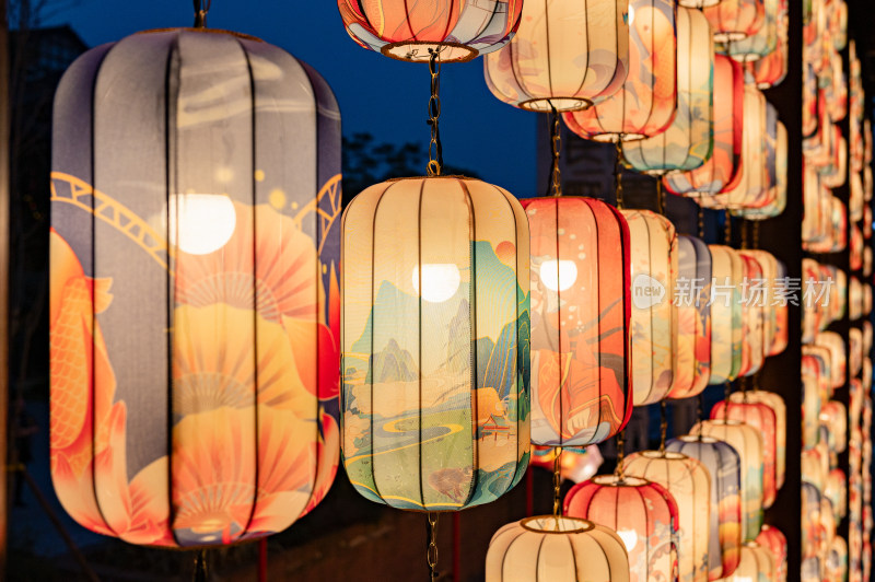 中国风灯笼整齐排列发着光，上面有各种图案
