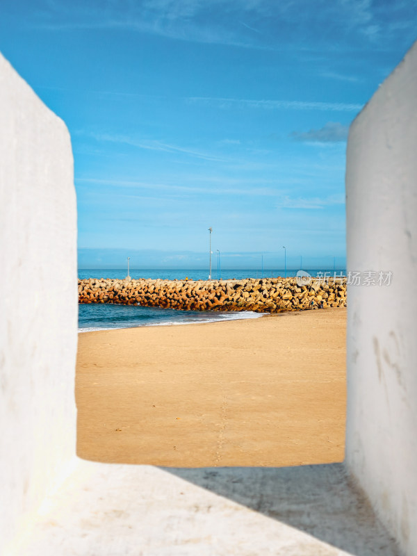透过墙体看海滩海洋风景