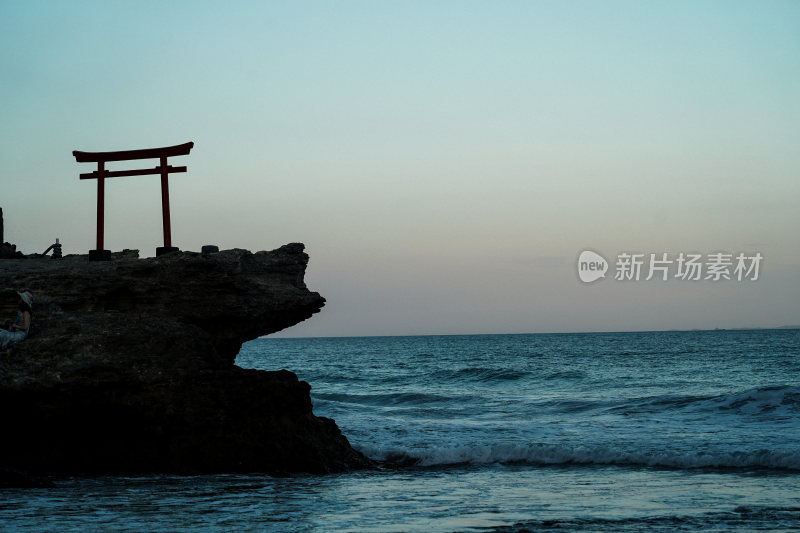 日本静冈县伊东市白滨海岸海边鸟居