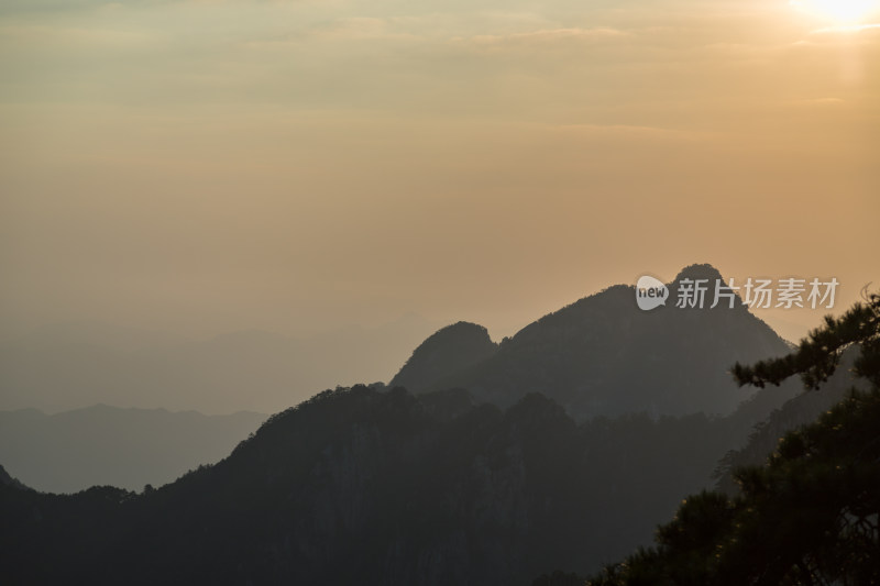 形态各异的山峰