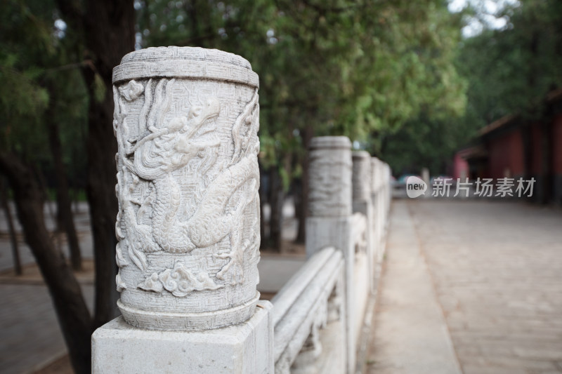 北京定陵景区内部精美的花纹石柱