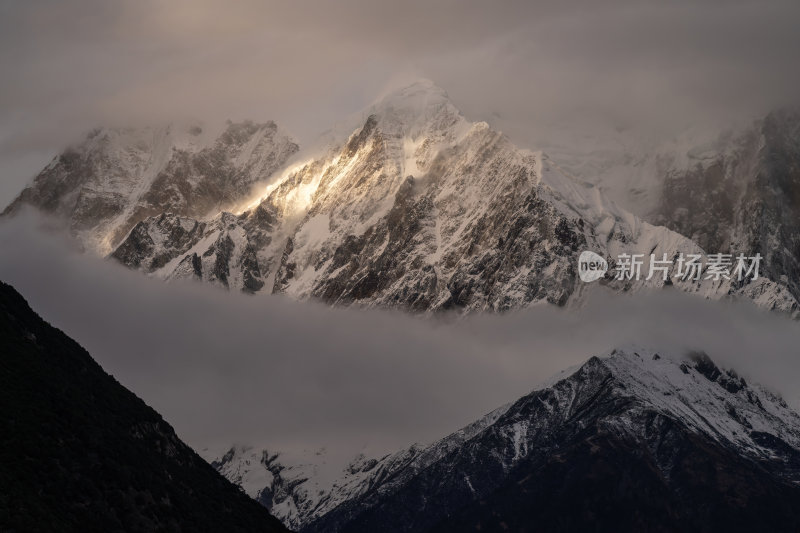 西藏林芝索松村南迦巴瓦峰雪山云海之巅