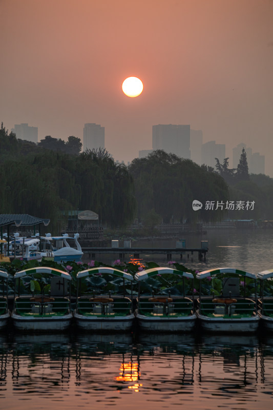 济南大明湖风景区雾色日出景点景观城市风光