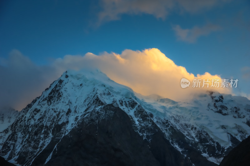 雪山日照金山自然风景