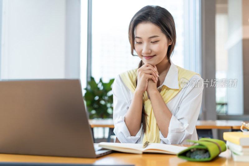 年轻女子使用笔记本电脑