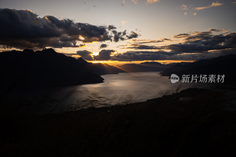 新西兰山顶远眺湖景 最高峰