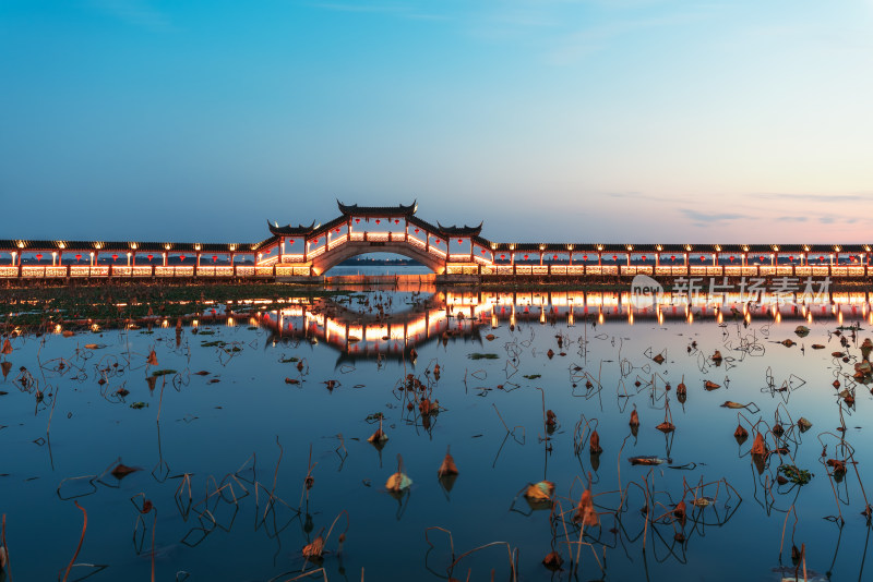 江苏苏州锦溪古镇九莲桥夜景风光