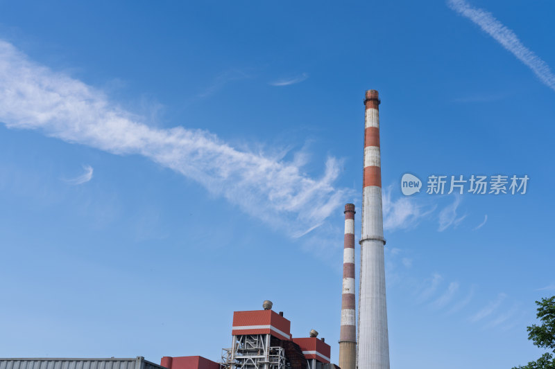 蓝天白云下的工业烟囱