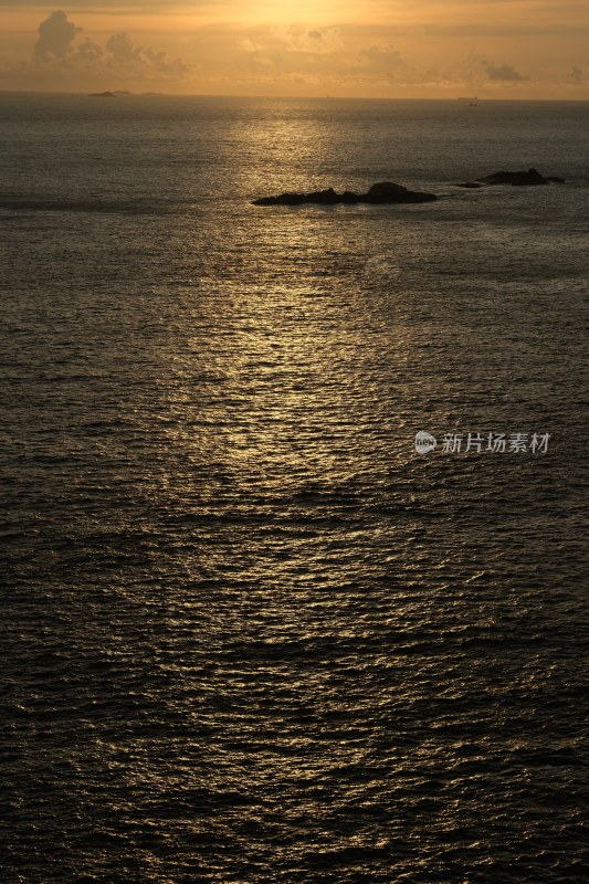 海上江边日出