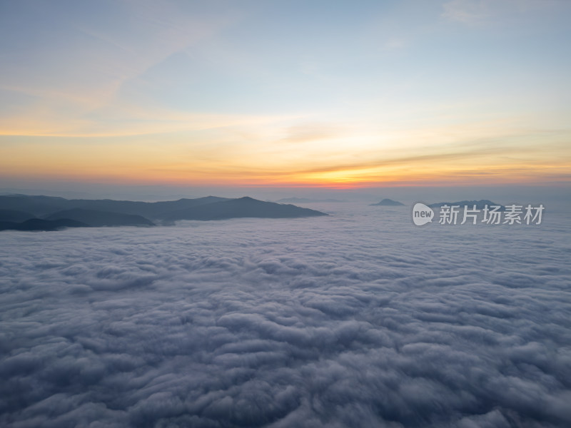 航拍云海之上的山峦