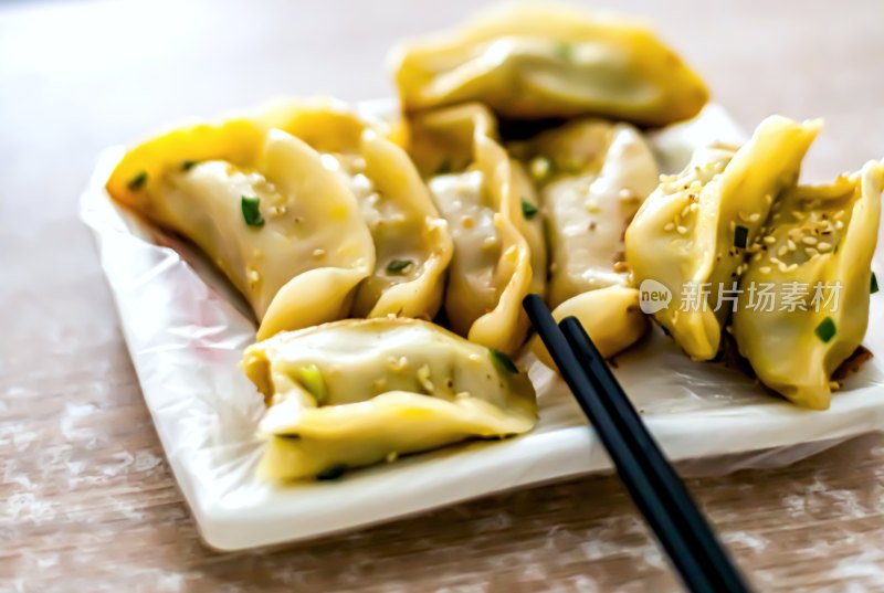 盘子里的美味饺子特写