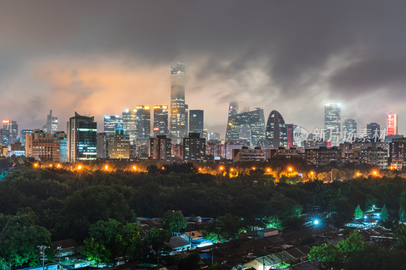 北京云雾笼罩下的城市夜景灯火璀璨