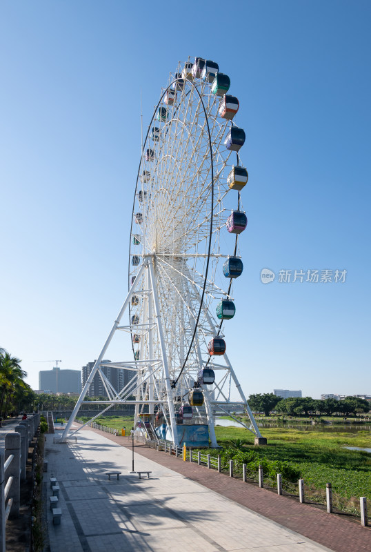 有摩天轮和高楼的城市河流景观