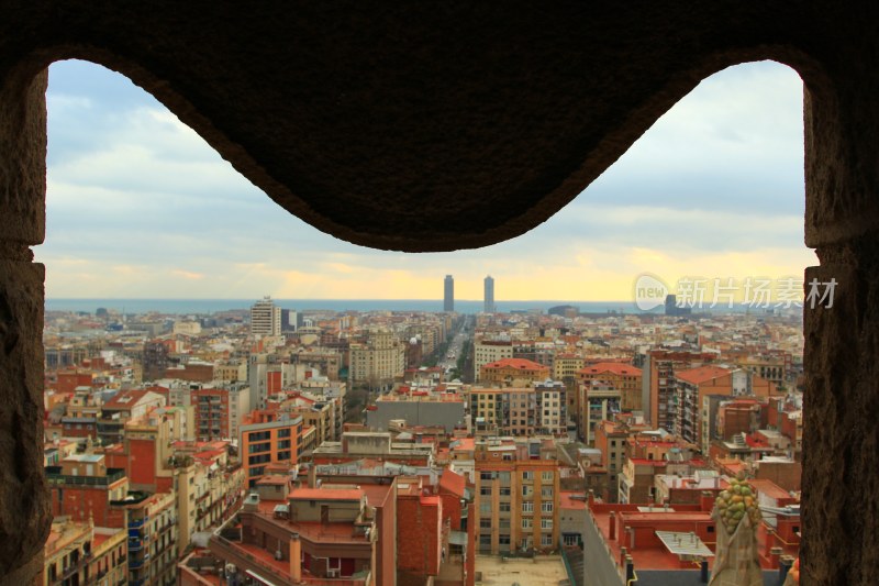 在西班牙古埃尔公园俯瞰巴塞罗那城市风光
