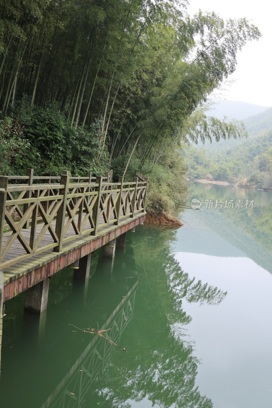 浙江湖州德清县上杨村静谧的湖光山色