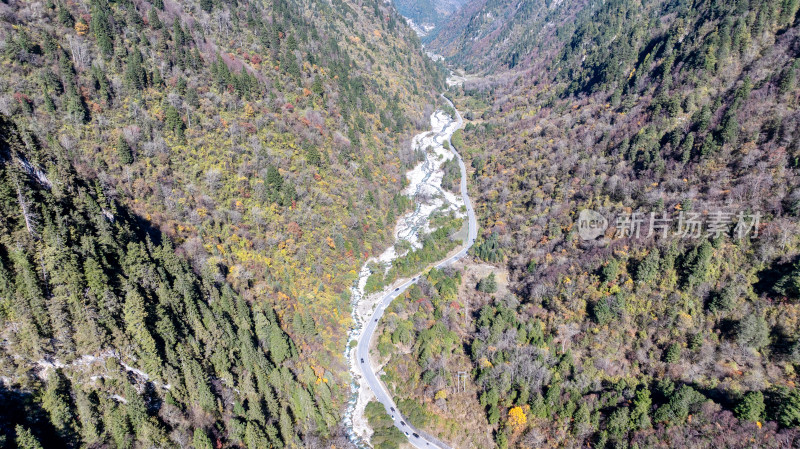 四川阿坝理小路的道路航拍