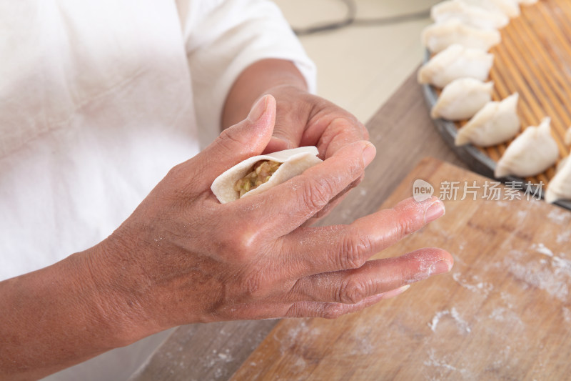 中国传统节日食品饺子的制作