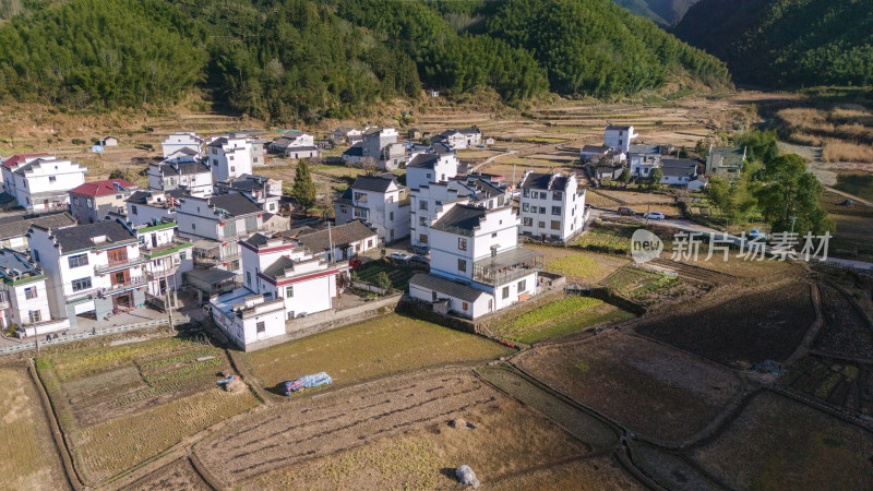 皖南大山中的自然村落