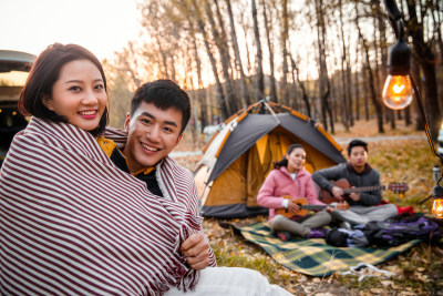 青年男女在户外露营