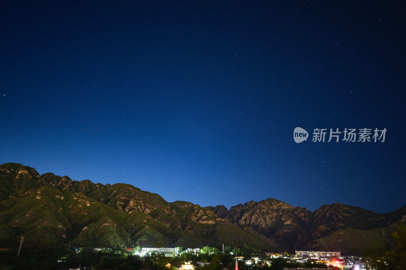 夜晚山景星空下的小镇风光