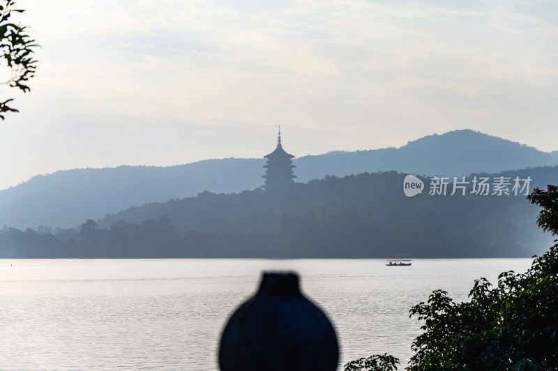 立冬杭州西湖日出朝霞水面倒影