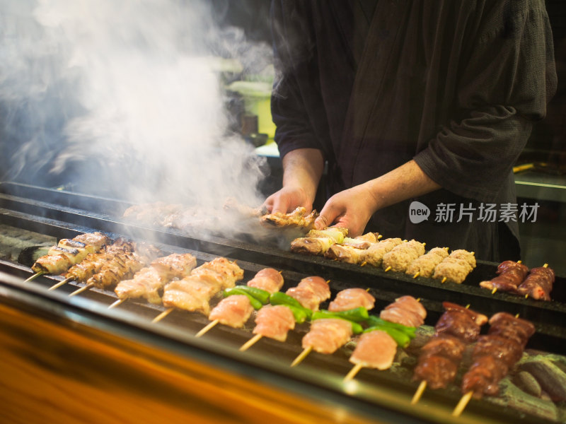 日本烧鸟屋中正在制作料理的厨师