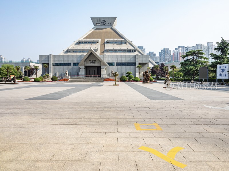 上海龙华烈士纪念馆广场前的现代风格建筑