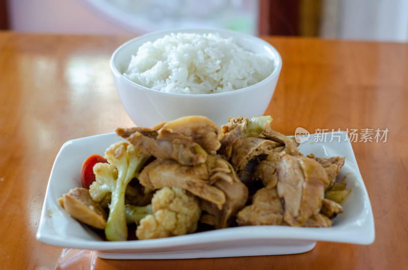 白米饭配鸡肉凉菜的木桶饭