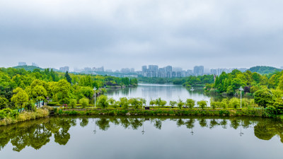 阴雨天的贵阳新城区观山湖公园