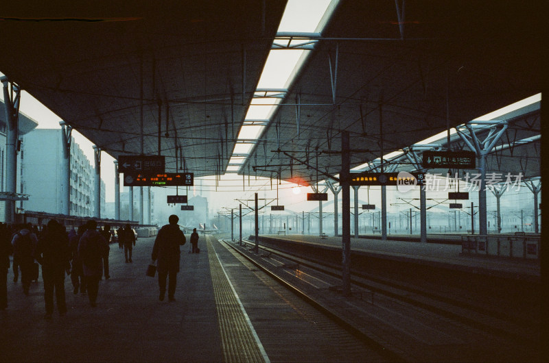 天津火车站 站台 Cinestill800T胶片