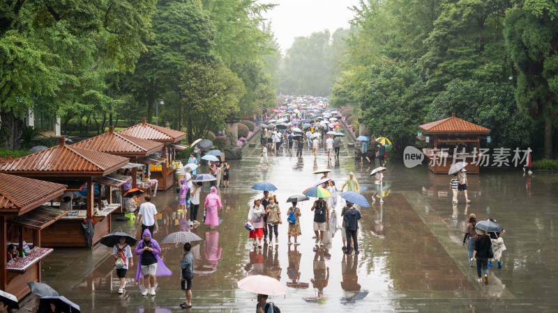 成都都江堰景区雨季的风景及游客