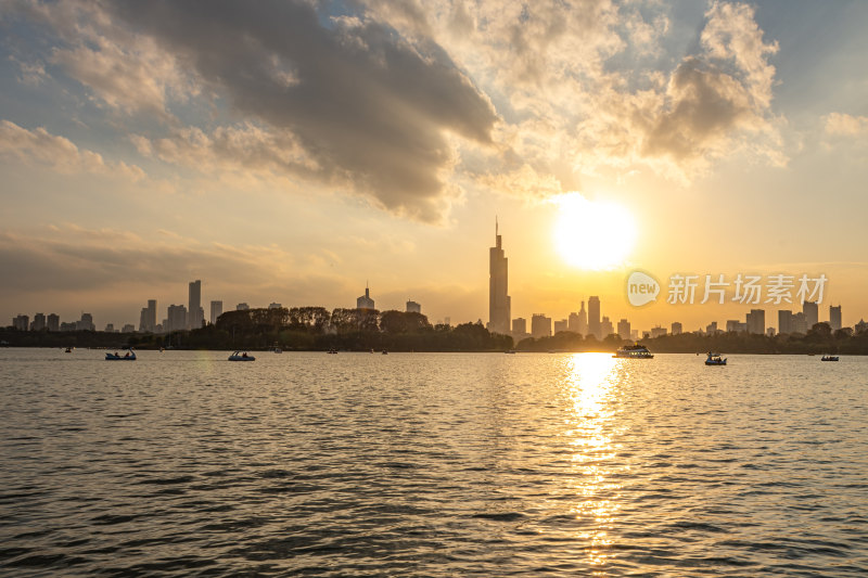 黄昏夕阳南京玄武湖城市建筑景观