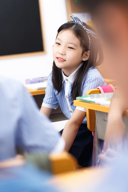 小学女生在教室里