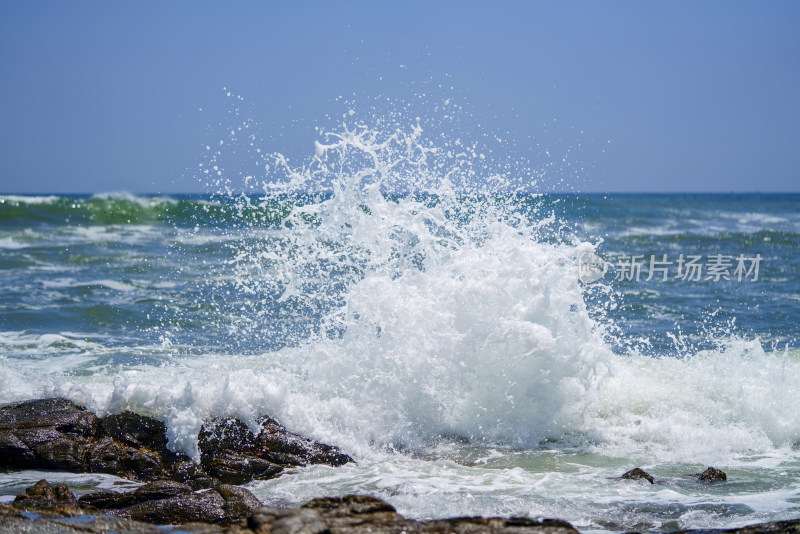 广东惠州黑排角海浪拍击岩石的壮丽瞬间