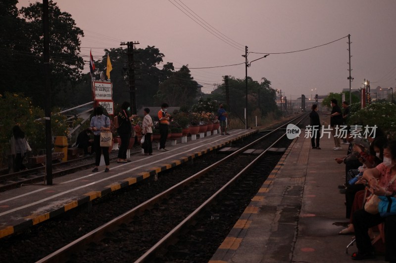 火车站台乘客候车场景