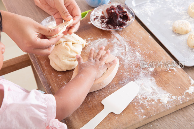 中国家长教孩子如何制作中秋节的月饼